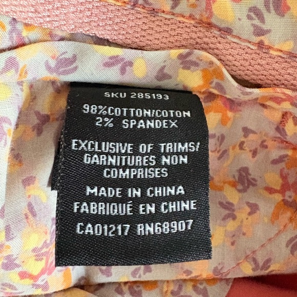 Le Chateau Coral Chino Capris - Picture 5 of 5